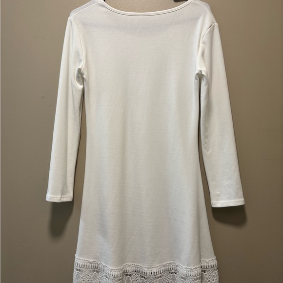 Elegant White Dress with Lace Hem - Picture 3 of 3